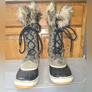 Sorel Women's Black and Tan Fur Winter Boots